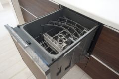 炊事時間を大幅に短縮できる食器洗浄乾燥機付き＾＾食器を洗う手間が減るので家族とのコミュニケーションの時間や自分の時間が増えますね。