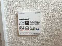 雨の日の洗濯も安心できる浴室暖房乾燥機付き浴室。リモコンで操作もボタン1つで簡単。