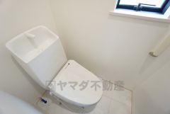 温水洗浄機付トイレです。トイレは2ヶ所設けられているので、来客時にも気兼ねなく使えますね。