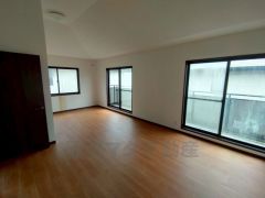 バルコニーに面した約13帖の洋室です。大きな窓から陽が差し込む明るいお部屋です。