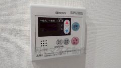 お湯張り、追い炊き、足し湯がボタン一つで楽々操作できる非常に便利な給湯機リモコンです。追い炊きがついていると寒い冬は水道代の節約にもなるので助かりますね