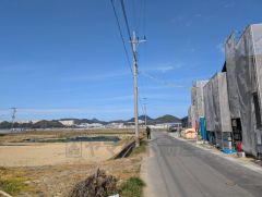 現地（2025年12月）撮影 前面道路：西側5.5ｍ、南側4.8ｍ。