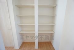 キッチン横可動棚式パントリー。食器やキッチン用品、食料品の保存に便利です＾＾