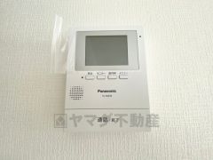 防犯性もばっちり、TVモニター付きインターホン完備。大きなモニターで玄関先を確認できます。録画機能が付いているので不在時の訪問者も確認できて安心です＾＾