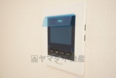 防犯性もばっちり、TVモニター付きインターホン完備。大きなモニターで玄関先を確認できます。録画機能が付いているので不在時の訪問者も確認できて安心です＾＾