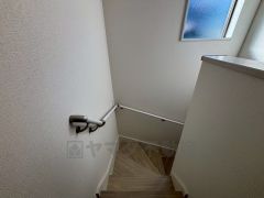 日中でも暗くなりがちな階段には、小窓を配置し採光も考えられたつくり＾＾手摺付きなので安全に上り下りできますね＾＾
