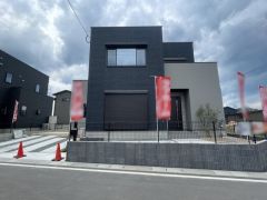 前面道路幅員約6ｍ。快適でゆとりのある生活空間で新生活を始めませんか＾＾