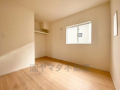 大きめのオープンクローゼットがついた使いやすい洋室です。すっきりと整理整頓できるので気持ちよくすごせます＾＾