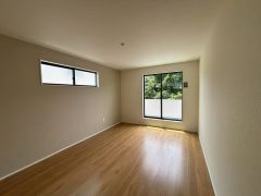 2面採光を確保した明るい室内は、風通しも良く、大変居心地の良い空間となっております。爽やかな風を感じて起きる朝は、快適生活の始まりに。