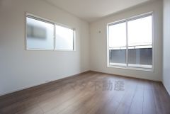 2面採光を確保した明るい室内は、風通しも良く、大変居心地の良い空間となっております。寝室としてもおすすめです。