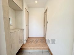 上部までしっかり収納できるシューズボックスとちょっとした掃除用具が入れれる便利な収納スペースもございます＾＾