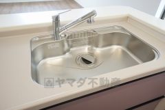 大きなお鍋も楽々洗える幅の広いシンクです＾＾ステンレスシンクなので簡単にお掃除できますよ。洗剤やスポンジもすっきりできる収納付き。