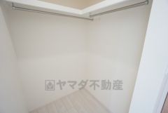 ウォークインクローゼット付き＾＾ハンガーパイプ下にボックスを置いて、枕棚を活用して、たっぷりと収納できそうです＾＾
