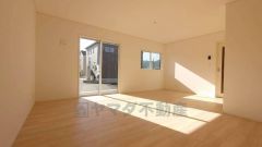 キッチンに向き合う形で大きな窓があります。たくさんの光や風を取り込むことができ快適な生活が過ごせそうです。