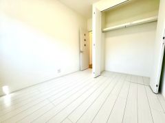 大きめのクローゼットがついた使いやすい洋室です。すっきりと整理整頓できるので気持ちよくすごせます＾＾