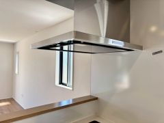 コンロ上には換気扇完備＾＾すぐ横に小窓が設けられているので、換気扇と合わせてWで換気できます＾＾