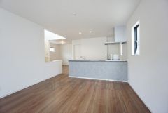 吹き抜けと窓から光が差し込む明るいダイニングです＾＾