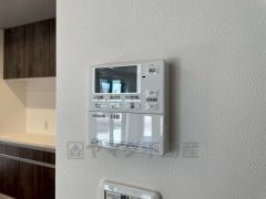 キッチン横からお湯張り、追い炊き、足し湯がボタン一つで楽々操作できる給湯機リモコンです。忙しい夕飯準備の時間帯に重宝しますね。