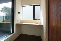 2階廊下には書斎スペースがあります。窓付き、手元灯付きの十分な明るさ＾＾バルコニーへ出入りできる勝手口付きなので、洗濯物の仮置き場などにも＾＾ 