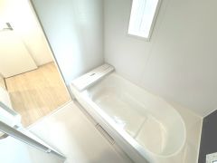 シンプルで使い勝手の良い浴槽。毎日のバスタイムをゆったりと楽しめます。