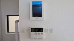 防犯性もばっちり、TVモニター付きインターホン完備。大きなモニターで玄関先を確認できます。