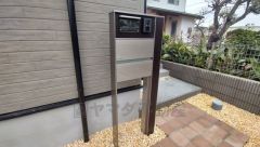 建物と色を合わせたオシャレなポストです。