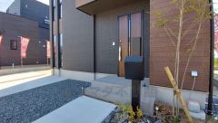 家の顔となる玄関扉がかっこいいと、たくさんの人を招き入れたくなりますね＾＾奥まって設置されており、雨にも濡れにくくなっています。