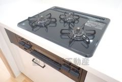 3種類の料理が同時に調理できる、3口ガスコンロ。忙しい夕食の支度時間が短縮できて効率よくお料理が楽しめます。