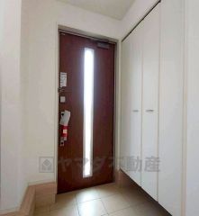 玄関にはシューズボックスとは別で収納が付いています＾＾