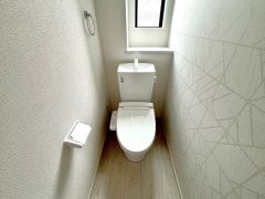 ウォシュレット付きトイレです。1階2階の2ヶ所にトイレがあるので、忙しい朝にもゆとりができますね＾＾ 温水洗浄便座リモコン付き。