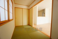 同仕様写真。現況と異なる場合は現況を優先します。リビングからの続き間として和室をご用意しました＾＾