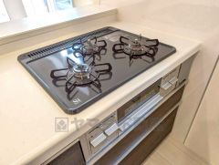 3種類の料理が同時に調理できる、3口ガスコンロ。忙しい夕食の支度時間が短縮できて効率よくお料理が楽しめます。