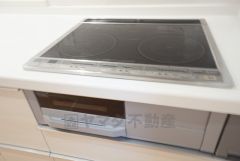 お手入れのしやすいIHクッキングヒーターです。3口コンロなので、効率よくお料理が楽しめます。毎日のお料理も楽しくなりますね＾＾