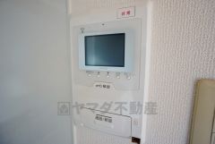 TVインターフォンが装備されているので、セキュリティーも安心。玄関先に出ることなく、訪問者を確認できるのですごく便利です。