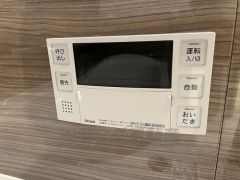 湯量・湯温の設定、そして保温までワンタッチのフルオートバス。便利な追い炊き機能付きです。