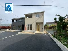 閑静な住宅地と最寄りバス停まで徒歩4分の快適な住環境です。4LDKでゆとりある間取りのオール電化物件。