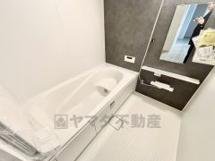 1日の疲れを癒すくつろぎのバスルーム。足を伸ばしてもゆったりと入れるサイズです。お子様と一緒にお風呂に入っても狭くないですね＾＾