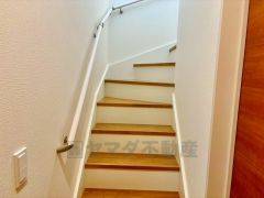 ご年配の方でも安心できる、手すり付き階段です＾＾段差も低めで設定されてますので安全性にも優れてますね＾＾