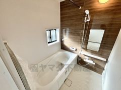 1日の疲れを癒すくつろぎのバスルーム。足を伸ばしてもゆったりと入れるサイズです。お子様と一緒にお風呂に入っても狭くないですね^^