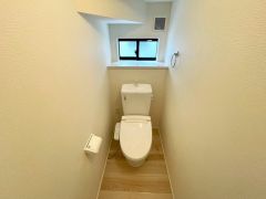 ウォシュレット付きトイレです。1階2階の2ヶ所にトイレがあるので、忙しい朝にもゆとりができますね＾＾