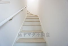 手摺り付きの階段なので小さいお子様やご年配の方が昇り降りするさいも安心ですね＾＾
