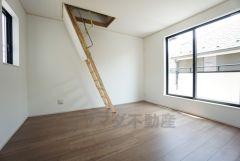 バルコニーに面した陽当たりの良い洋室です＾＾