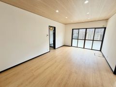 大きな掃き出し窓のあるリビングは、陽光あふれる明るい空間です。ゆったりと寛げる憩いの場となりそうです。