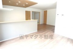 キッチンに向き合う形で大きな窓があります。たくさんの光や風を取り込むことができ快適な生活が過ごせそうです。