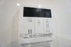 キッチン横からお湯張り、追い炊き、足し湯がボタン一つで楽々操作できる給湯機リモコンです＾＾忙しい夕飯の準備の時間帯に重宝しますね。
