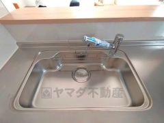 大きなお鍋も楽々洗える幅の広いシンクです＾＾ステンレスシンクなので簡単にお掃除できますよ。洗剤やスポンジもすっきりできる収納付き。