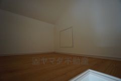 屋根裏収納付き。各居室に入りきれなかった荷物や、2階で使用する日用品のストック置き場に便利です。