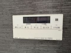 お湯張り、追い炊き、足し湯がボタン一つで楽々操作できる非常に便利な給湯機リモコンです。追い炊きがついていると寒い冬は水道代の節約にもなるので助かりますね