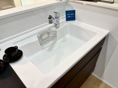大きなお鍋も楽々洗える、幅が広いシンク。 洗剤や石鹸、スポンジもすっきりできる収納付き。