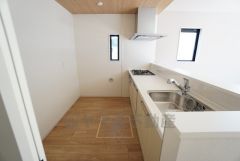 使い勝手の良いシステムキッチン。対面式キッチンからはリビングにいる家族の様子が確認できて安心です＾＾